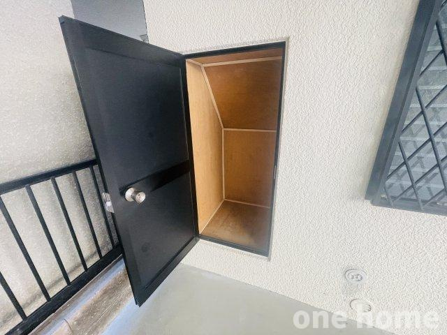 野中南2丁目中古戸建の収納|◆カースペース奥には収納があり、外で使うものを収納でき、重宝します！
◆【即日内覧会開催中】土日はもちろん！平日の仕事終わりの内覧も可能です！