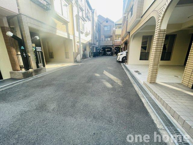 野中南2丁目中古戸建の前面道路含む現地写真|◆前面道路はゆとりの幅員5ｍ！
◆周囲は住宅が多く、穏やかな暮らしが期待できます♪地域のつながりがあれば、防犯面でも安心ですね！