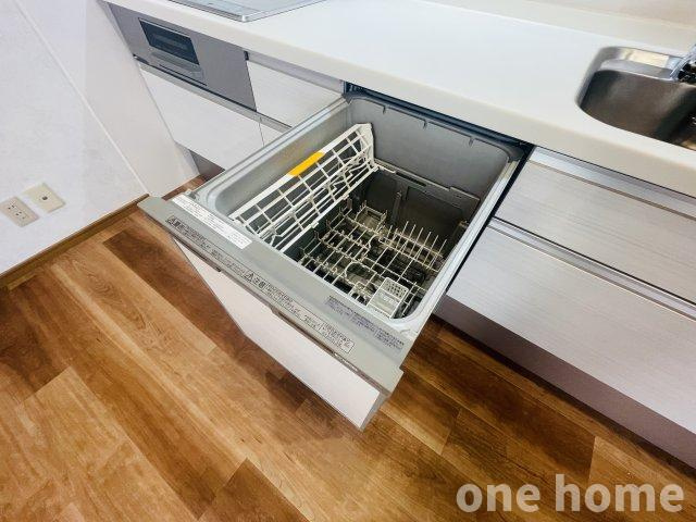 野中南2丁目中古戸建の設備|◆仕事と家事の両立でお忙しいご家庭に嬉しい食洗機付きキッチンです！ビルトインタイプのため作業スペースを圧迫せず使い勝手良好です！