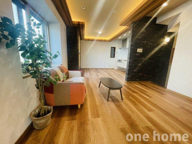 野中南2丁目中古戸建の居間・リビング|◆LDK 別角度です！内装はシンプルな中にアクセントクロスが施され、お洒落な空間です！
◆お持ちの家具やカーテンが映えますね♪