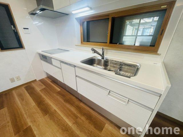 野中南2丁目中古戸建のキッチン|◆新調されたシステムキッチンは、空間を有効活用できる壁付けタイプです！
◆IHクッキングヒーターで掃除がしやすいのが嬉しいですね！