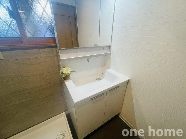 野中南2丁目中古戸建の独立洗面台|◆新調された三面鏡の洗面化粧台です！水栓が壁付けタイプで、掃除がしやすいです♪
◆洗顔や洗髪がしやすい大きめボウル！ミラー背面とボウル下に日用品を収納できます！