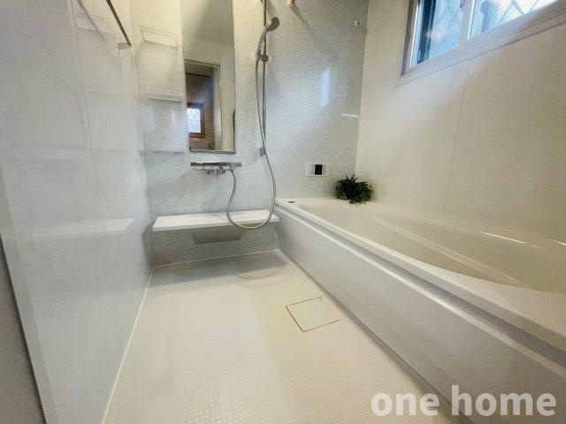 野中南2丁目中古戸建の浴室|◆新調された浴室です！浴槽はステップ付きで、半身浴を楽しむことができます！
◆シャワーの高さを調整できるスライドバー付きです！
◆浴室内に窓があり、窓を開けての換気もできます！