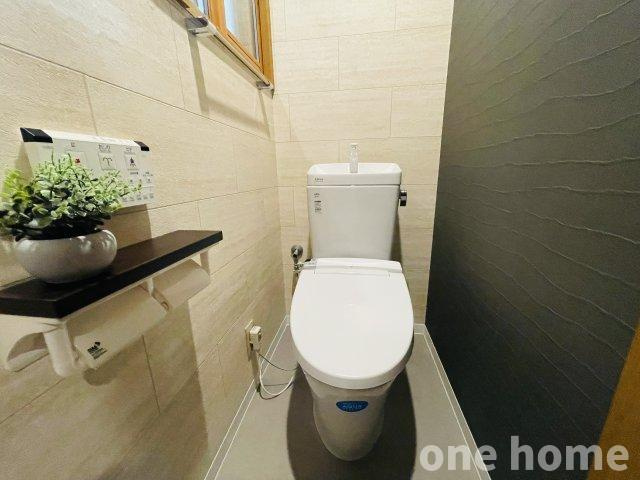 野中南2丁目中古戸建のトイレ|◆新調された温水洗浄便座付きトイレです！操作がしやすい壁掛けリモコンです！
◆２連のトイレットペーパーホルダーが備え付けられています！