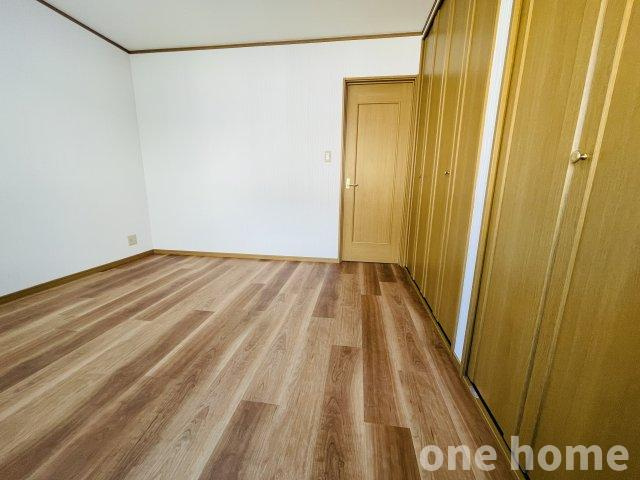 野中南2丁目中古戸建の洋室|◆3階 約7.0帖洋室です！木目の床×白いクロスとベーシックな内装で、様々な家具との相性はバッチリです！
◆【即日内覧会開催中】土日はもちろん！平日の仕事終わりの内覧も可能です！