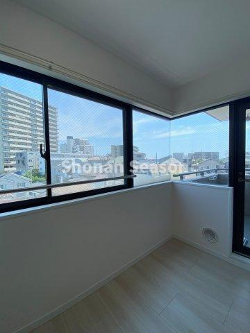 【洋室】 | ２面採光で室内には明るい光が差し込みます☆