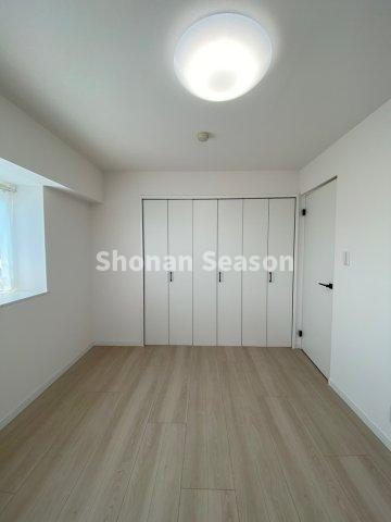 【洋室】 | 全室収納付きで、増えがちな学習用具・衣類や、季節家電なども、各部屋に収納でき便利ですよ。