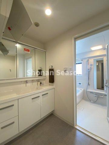 【独立洗面台】 | 洗面化粧台・洗濯パンも交換済みで気持ち良くお使いいただけます。
