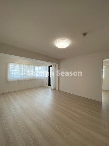 【居間・リビング】 | 木の温もりを感じながら生活できる全室フローリング！
汚れもサッと拭き取れるのでお掃除の手間が省けそうですね♪