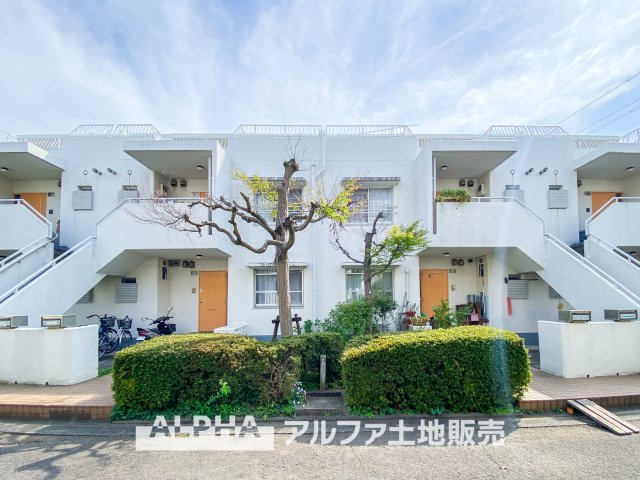 エステート立川一番町 26号棟の外観|緑の植え込みが優しく迎えてくれるアプローチ。明るく整った外観が街並みに心地よく溶け込んでいます。

