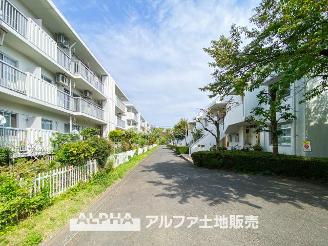 エステート立川一番町 26号棟の外観|植栽が整った歩道と並行して住棟が続く、開放感のある配置。見通しのよさも嬉しいポイントです。