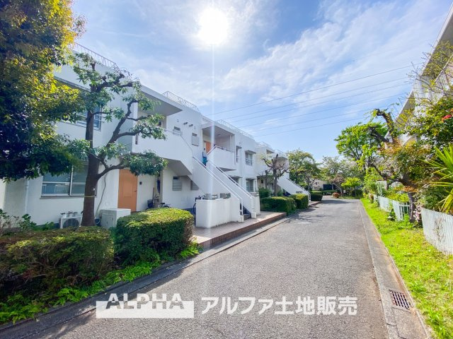 エステート立川一番町 26号棟の外観|日当たりの良い並木道とゆとりある配置が魅力。毎日の暮らしに自然の彩りが加わります。