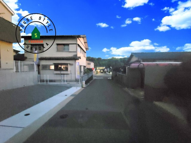 福岡市東区高美台1丁目第5-2棟（2号棟）の前面道路含む現地写真|前面道路です。