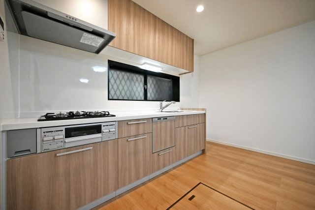 尼崎市稲葉荘4丁目中古戸建│3LDK+駐車1台可のキッチン|1階キッチンの内観写真です。食洗機が搭載されたシステムキッチン◎3口コンロでお料理の幅が広がります。 上下に収納があり収納豊富なため、常にすっきり保つことが出来ます。