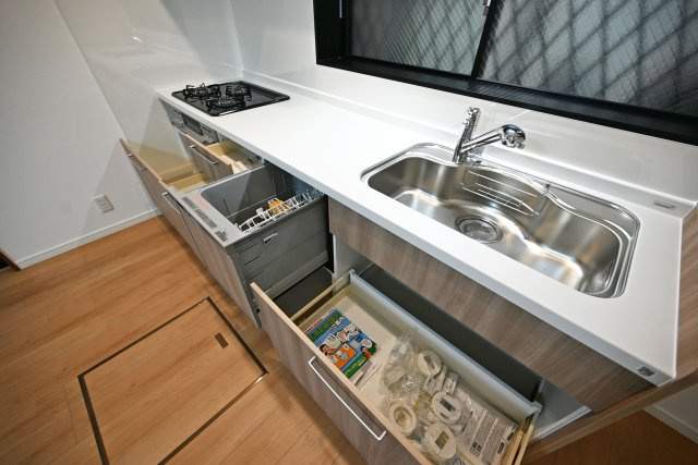 尼崎市稲葉荘4丁目中古戸建│3LDK+駐車1台可のキッチン|天板とワークトップ下の収納は満足のいくスペースが備わっています。 大きな鍋などもゆったりと収納いただけます。食洗機が備えられています。