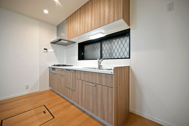 尼崎市稲葉荘4丁目中古戸建│3LDK+駐車1台可のキッチン|効率よくお料理ができるコンロ・収納を完備したシステムキッチン！ 確かな機能性を実感頂けます◎キッチンに小窓が設けており、調理で煙だらけになってもすぐに換気できます。