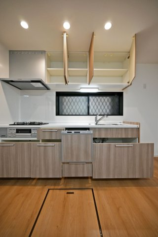 尼崎市稲葉荘4丁目中古戸建│3LDK+駐車1台可のキッチン|1階キッチンの内観写真です。 上下に収納があり収納豊富なため、常にすっきり保つことが出来ます。