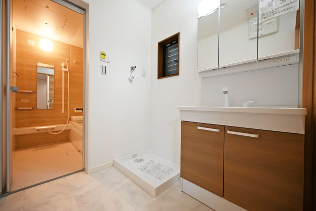 尼崎市稲葉荘4丁目中古戸建│3LDK+駐車1台可の独立洗面台|1階洗面室に入ってすぐの内観写真です。 洗面台は3面鏡裏収納付きのドレッサーです。