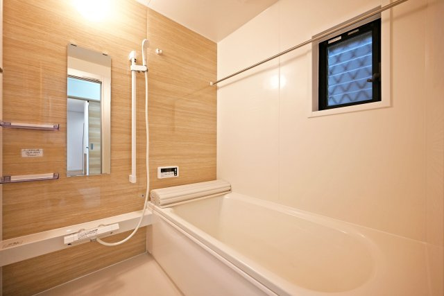 尼崎市稲葉荘4丁目中古戸建│3LDK+駐車1台可の浴室|1階浴室に入ってすぐの内観です。1616サイズのユニットで、浴室暖房乾燥機付き仕様となっております。