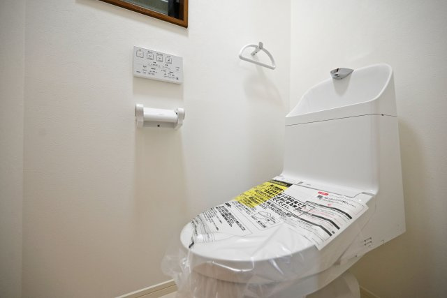 尼崎市稲葉荘4丁目中古戸建│3LDK+駐車1台可のトイレ|1階トイレの内観写真です。ウォッシュトイレを導入しています。