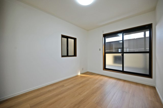 尼崎市稲葉荘4丁目中古戸建│3LDK+駐車1台可の洋室|2階主寝室想定に入ってすぐの内観写真です。 2面採光につき光を多く取り入れる事ができますので 室内大変明るい空間となっております。