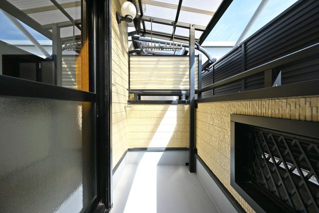 尼崎市稲葉荘4丁目中古戸建│3LDK+駐車1台可のバルコニー|2階主寝室側に面したバルコニーです。 物干竿金具が備え付けられています。