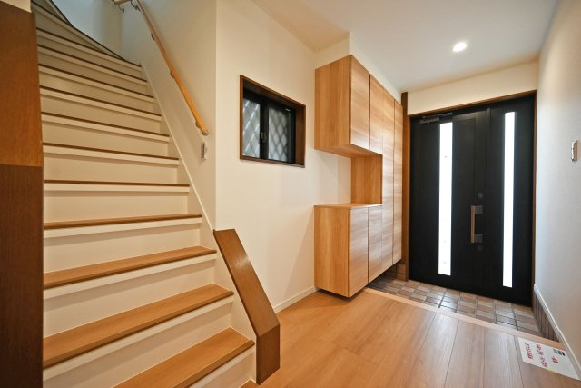 尼崎市稲葉荘4丁目中古戸建│3LDK+駐車1台可の玄関|1階玄関をホール側から撮影した内観写真です。シューズボックスを配置したオーソドックスな玄関です。