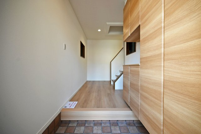 尼崎市稲葉荘4丁目中古戸建│3LDK+駐車1台可の玄関|1階玄関入ってすぐの内観写真です。 上部まで収納があるシューズBOX付き。 毎日使う玄関回りも常に片付いた状態を維持できそうです。