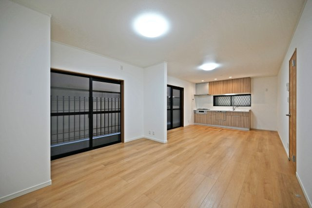 尼崎市稲葉荘4丁目中古戸建│3LDK+駐車1台可の居間・リビング|1階LDK内観写真です。 家族の集まるリビングは明るく暖かな日差しが差し込み、家族の団らんを包み込みます。 住まう人の暮らしの質を高めてくれるようなリノベーション空間です。