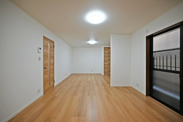 尼崎市稲葉荘4丁目中古戸建│3LDK+駐車1台可の居間・リビング|1階LDKをキッチン側から撮影した内観写真です。 3LDK間取り設計の為、お子様のいる世帯に必要な部屋数を備えた物件です。