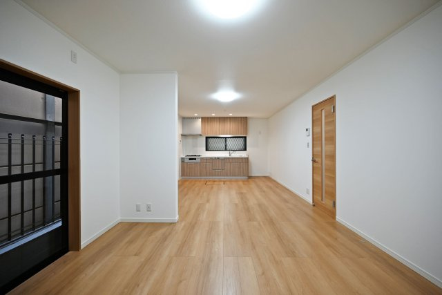 尼崎市稲葉荘4丁目中古戸建│3LDK+駐車1台可の居間・リビング|1階LDKの内観写真です。リビングセットを置いても十分な広さが確保されています。 明るく広々としたリビングで家族団らんのひと時をお楽しみ下さい！