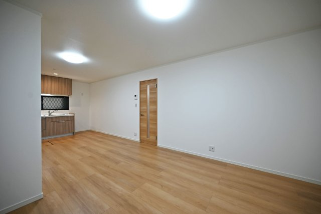 尼崎市稲葉荘4丁目中古戸建│3LDK+駐車1台可の居間・リビング|1階LDKの内観写真です。 LDKは17帖でゆとりある広さです。 インテリア配置に困らない間取り設計に加え、お子様のいる世帯に必要な部屋数を備えた物件です。