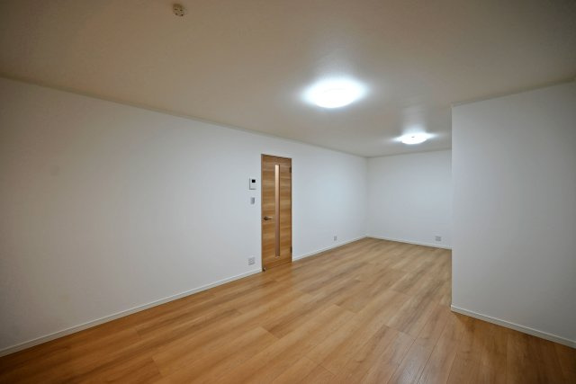 尼崎市稲葉荘4丁目中古戸建│3LDK+駐車1台可の居間・リビング|ご家族みんなで寛げるLDKの空間。 リフォーム済の為、室内大変美麗です。 ぜひ一度、ご内覧ください。