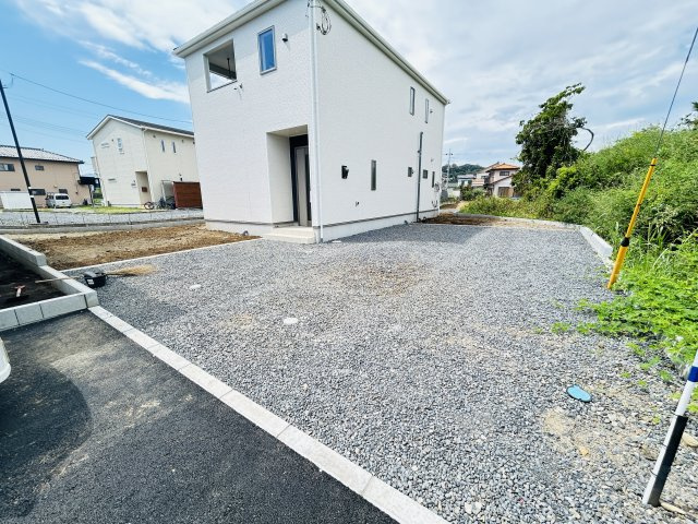 新築　藤岡市本郷第２　クレイドルガーデン　2号棟の駐車場|現地写真　駐車スペースは縦列駐車2台分可能です！
