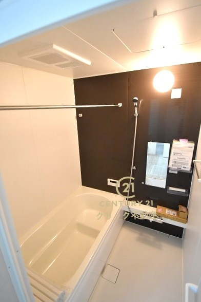 Terrace　笠間市南友部　1期 　1の浴室|浴槽への出入りが安全な低床タイプのユニットバスです。洗い場は滑りにくい速乾床ですので、お子様やご高齢の方にも安心です。自動お湯張りに追焚機能付きのオートバスです。