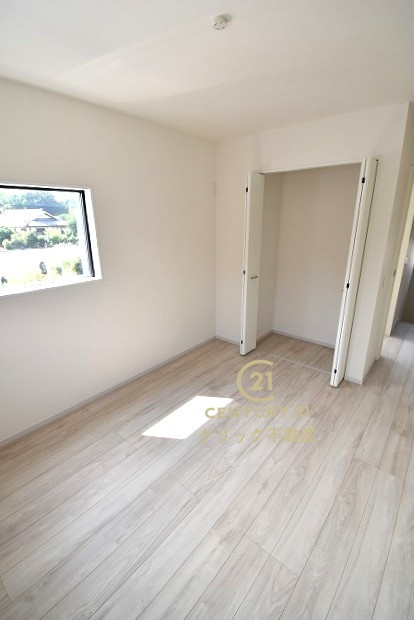 Terrace　笠間市南友部　1期 　1の洋室|折戸を開くと壁面クローゼット。衣類が横一列に並ぶためひと目で洋服が選びやすい！衣類をたくさんお持ちの方もスッキリ片付きます♪