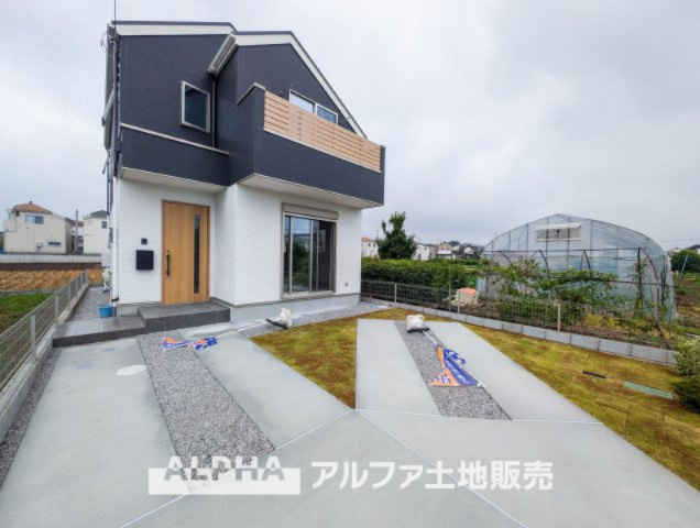 ~立川西砂町~Brand-New Homeの外観|【car　space】
◆駐車場◆大型車を2台停めても余裕のある駐車スペース。自転車やベビーカーも楽々通る広さが嬉しいですね。