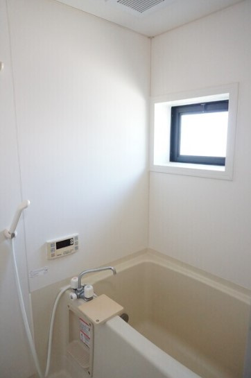 リバーサイド・アイルBの浴室|追焚風呂、浴室窓あり
