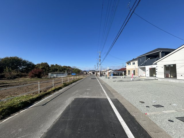 新築　前橋市粕川町女渕第２　クレイドルガーデン　１号棟の前面道路含む現地写真|現地写真　南側接道幅員約5.3ｍ
