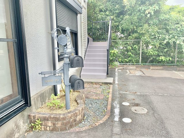 賃貸併用住宅　浜松市中央区富塚町のその他共用部分|2階の2部屋へは東側の階段から上がり、北側に入り口があります。