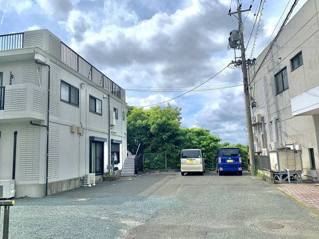 賃貸併用住宅　浜松市中央区富塚町の駐車場|建物の東側には2階居住者用の駐車場6台分あり。敷地内には全部で8代以上の駐車が可能です。