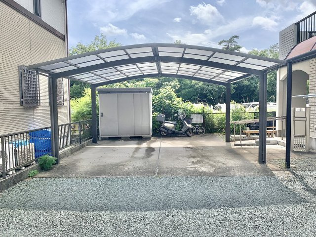 賃貸併用住宅　浜松市中央区富塚町の駐車場|1階南側にはカーポート2台分、物置もついてます。