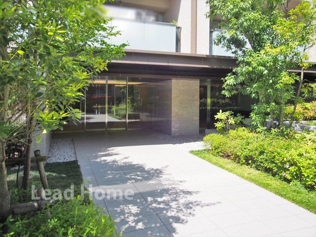 【エントランス】 | パークナード経堂 | 敷地内に多くの植栽があり、四季を彩ります。