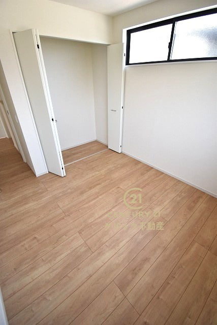 Terrace　笠間市南友部　1期 　3の洋室|折戸を開くと壁面クローゼット。衣類が横一列に並ぶためひと目で洋服が選びやすい！衣類をたくさんお持ちの方もスッキリ片付きます♪