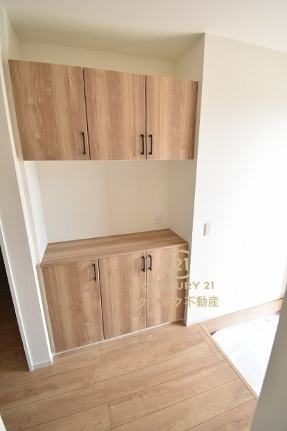 Terrace　笠間市南友部　1期 　3の玄関|たっぷり入る玄関収納です！扉の中は可動棚ですので、用途に合わせて高さを自由に変えることができます。