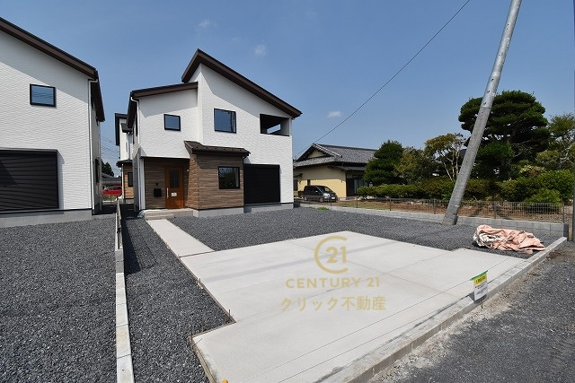 Terrace　笠間市南友部　1期 　3の駐車場|駐車場は十分なスペース。ご家族それぞれが車をご所有の場合や、来客の際も安心です。
内覧可能です。ご予約はHPから、またお電話でもお気軽にどうぞ。