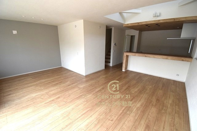 Terrace　笠間市南友部　1期 　3の居間・リビング|吹抜けが自慢の明るいLDK。カーテンやラグの色、質感、選ぶ家具などで雰囲気が変わりますので、お好みのインテリアを楽しみましょう♪