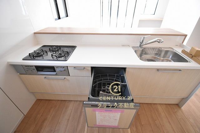 Terrace　笠間市南友部　1期 　3のキッチン|対面式システムキッチンです。十分な広さのキッチンなら家族での分担作業もはかどりそう！食事の後片付けもラクラクの食洗機つき♪水道代の節約になり、気になる手荒れも防げそう！