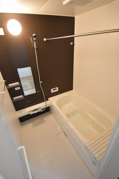 Terrace　笠間市南友部　1期 　3の浴室|浴槽への出入りが安全な低床タイプのユニットバスです。洗い場は滑りにくい速乾床ですので、お子様やご高齢の方にも安心です。自動お湯張りに追焚機能付きのオートバスです。