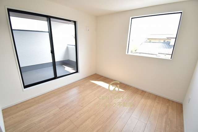 Terrace　笠間市南友部　1期 　3の洋室|採光バッチリ・通風良好です。
たっぷり差し込む陽光がお部屋を明るく照らします！